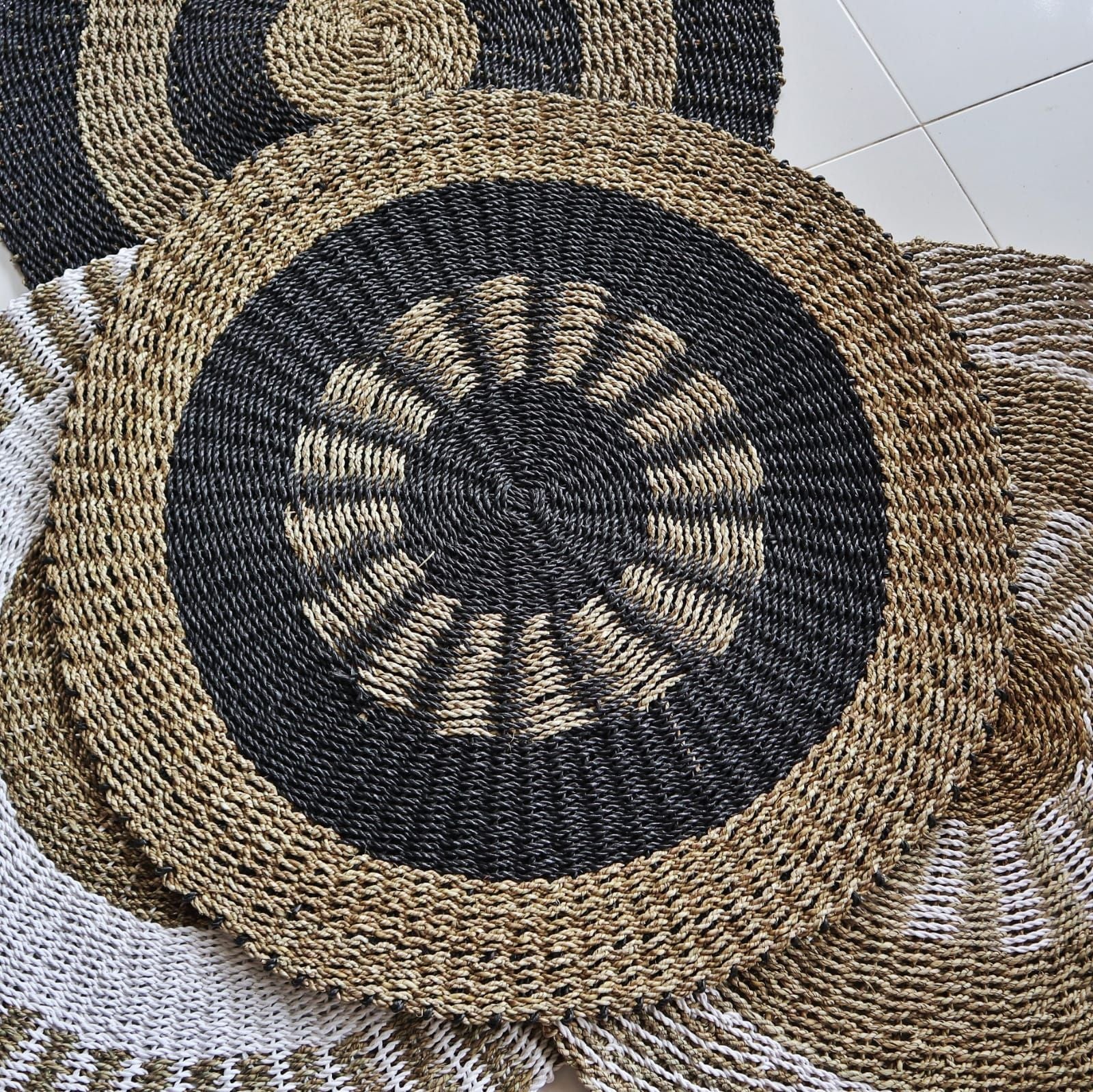 Round Seagrass Black and Tan Rug for Stylish Home Decor