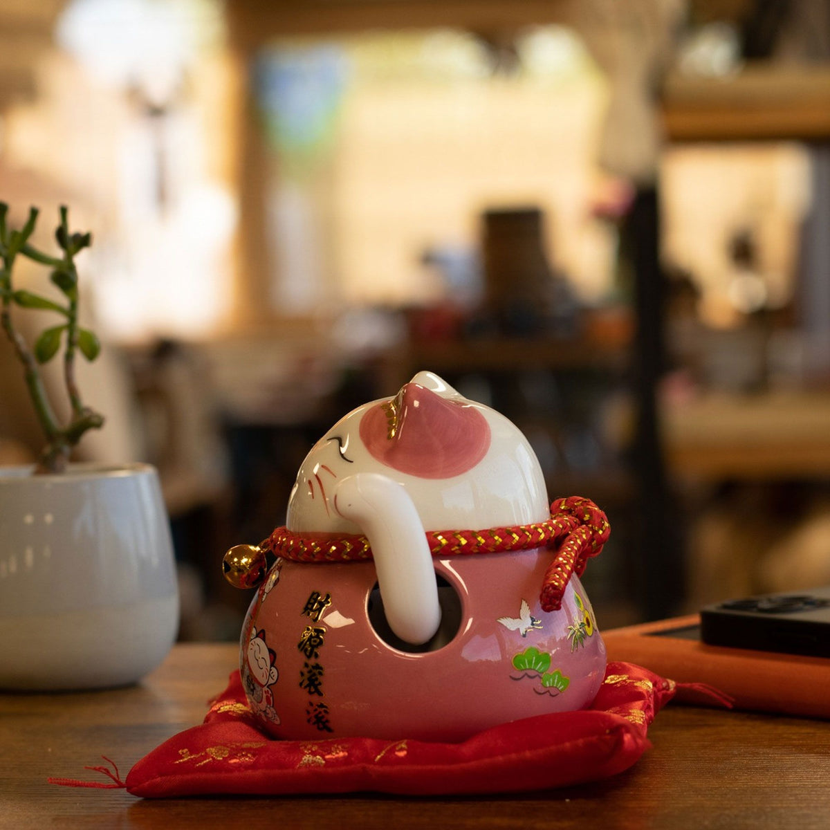 Japanese Lucky Cat Ceramic Waving Ornament on Cushion – Pink