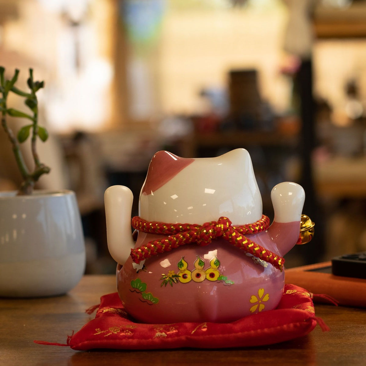 Japanese Lucky Cat Ceramic Waving Ornament on Cushion – Pink