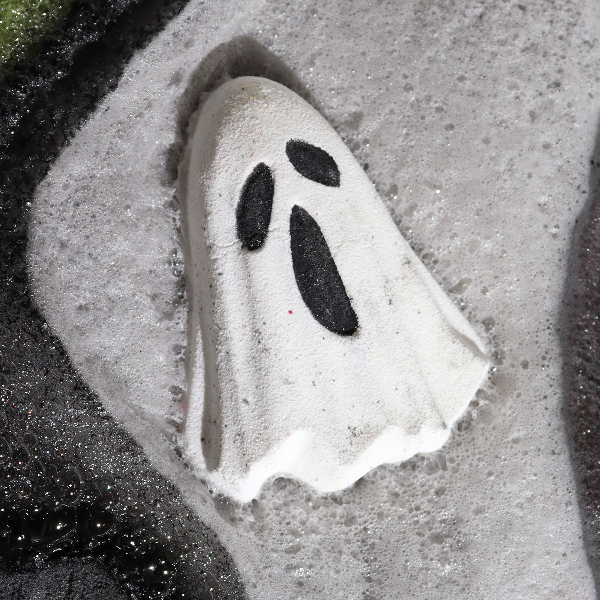 Ghost Halloween Bath Bomb 65g for a Spooky Bath Experience
