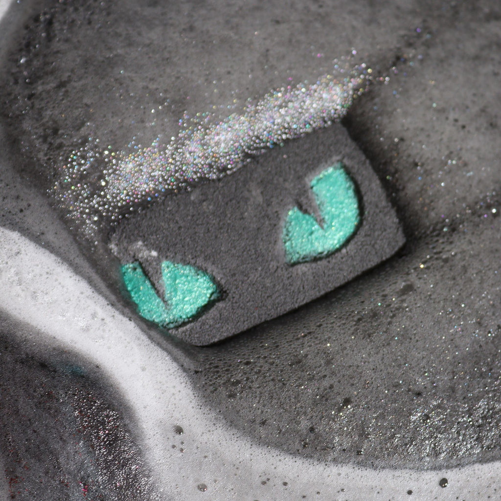 Cats Eyes Halloween Bath Bomb 80g with Captivating Design