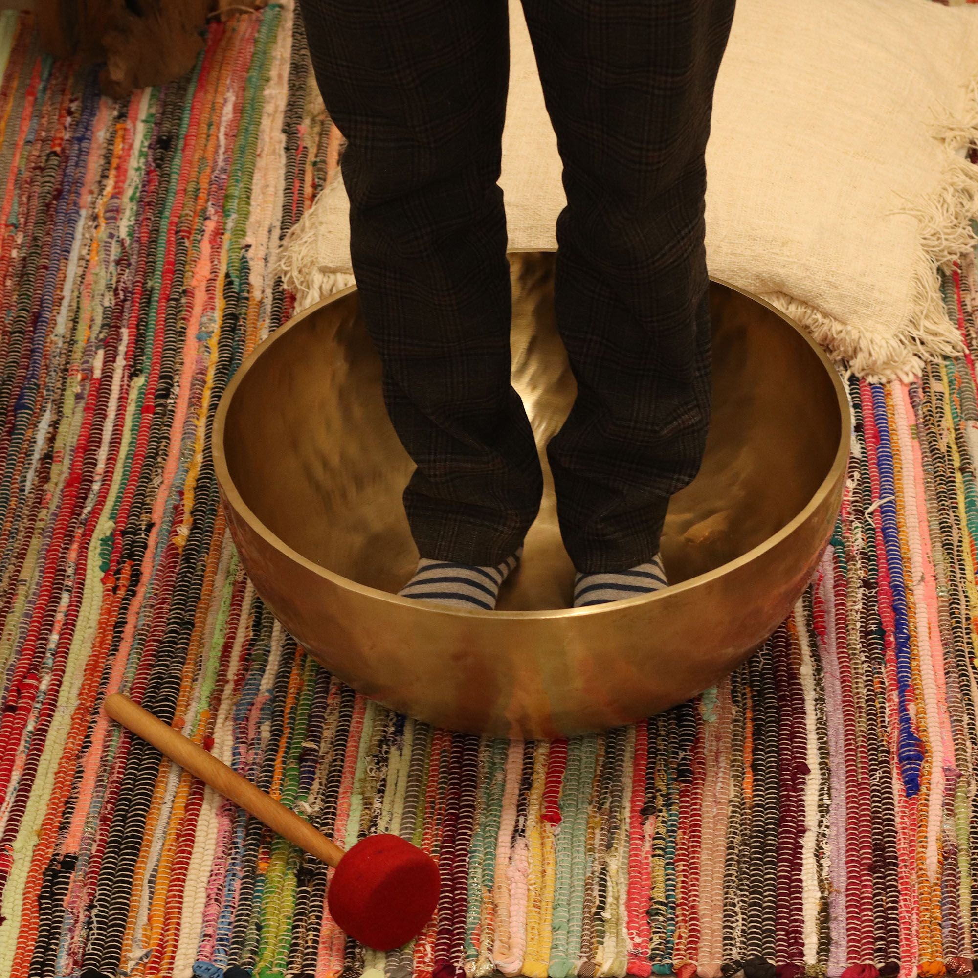 Plain - Huge Vibrational Feet Standing Bowl - 50x20cm - 10.7kg